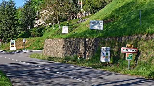 Saint Felicien entree nord et station-service intercommunale