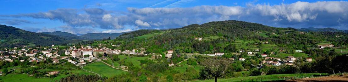 Vue panoramique de Saint Félicien depuis le chemin de la Daronne, avril 2018. Vue plein ouest